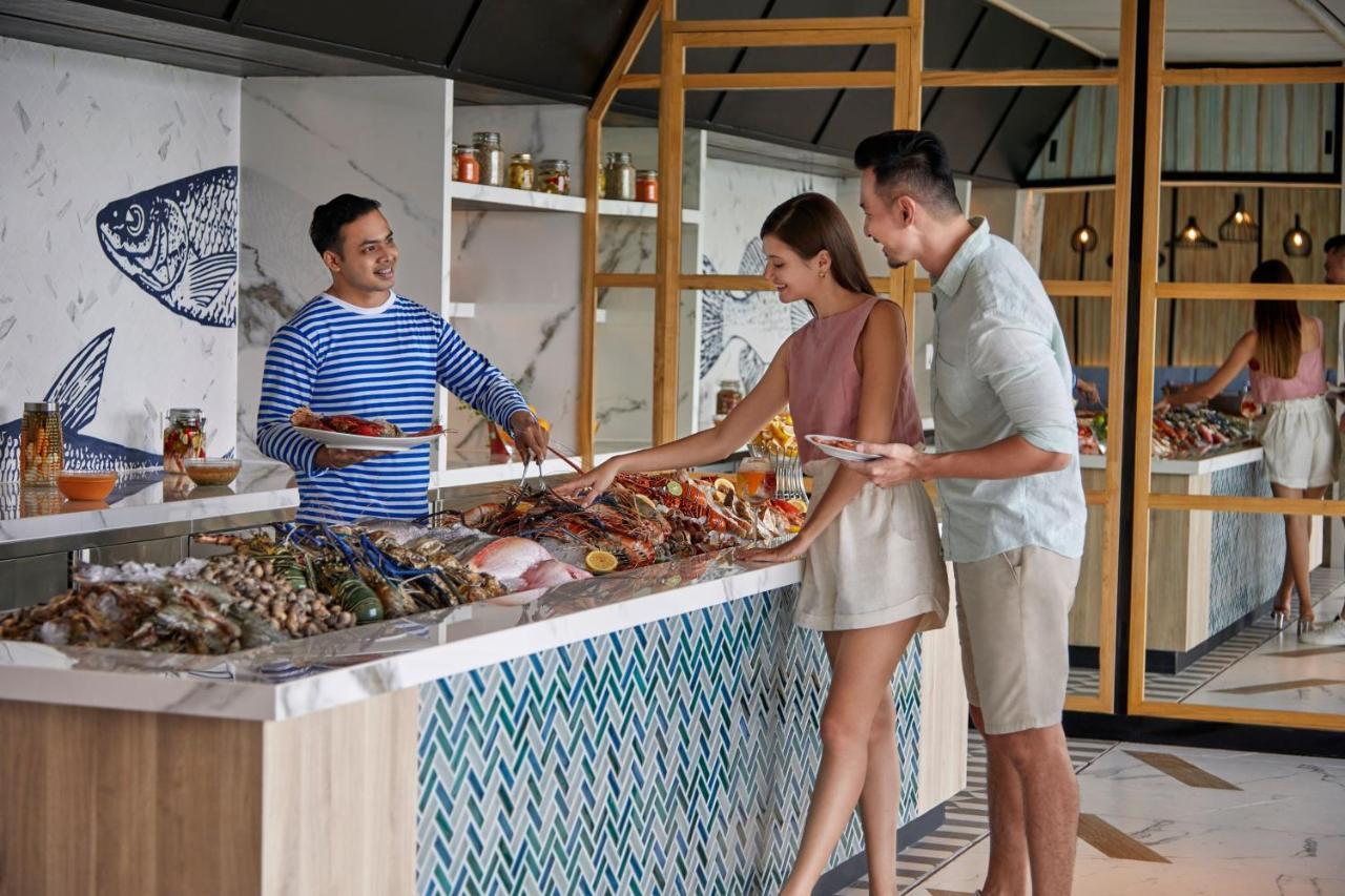Sheraton Bali Kuta Resort Ngoại thất bức ảnh Seafood buffet at the hotel