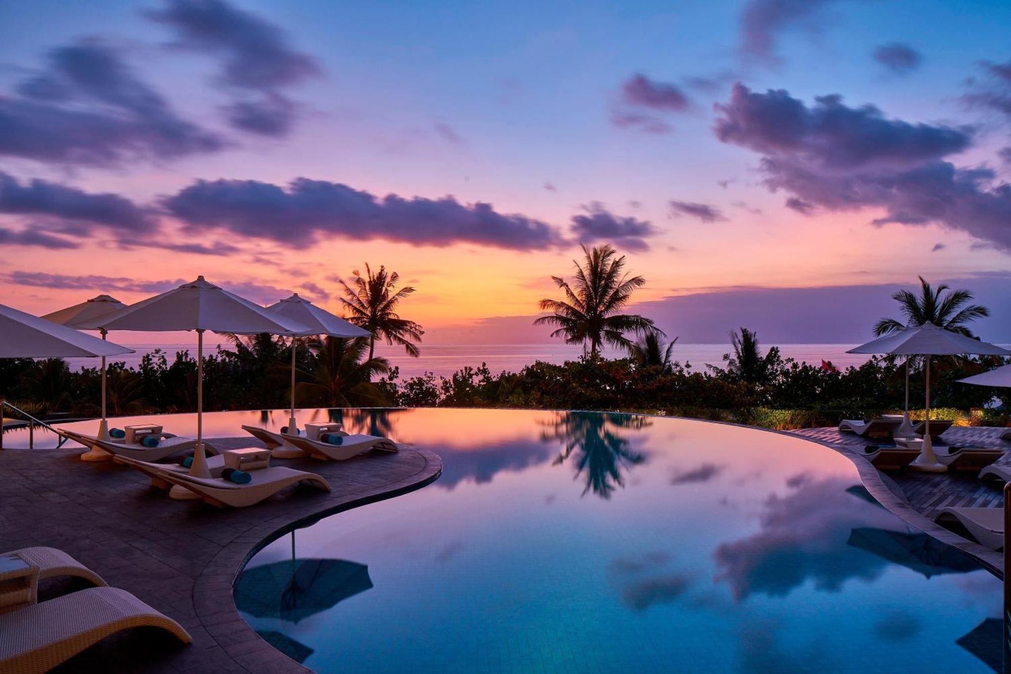 Sheraton Bali Kuta Resort Ngoại thất bức ảnh Sunset at the pool