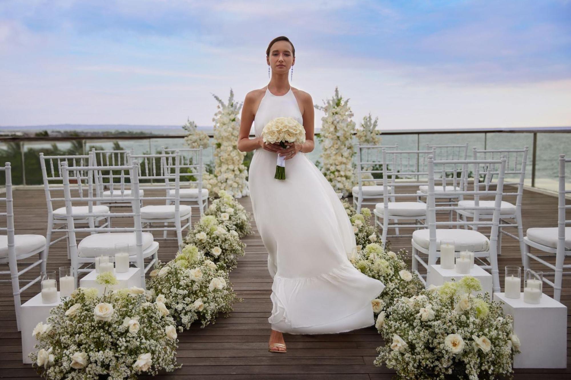 Sheraton Bali Kuta Resort Ngoại thất bức ảnh A bride in a white wedding dress