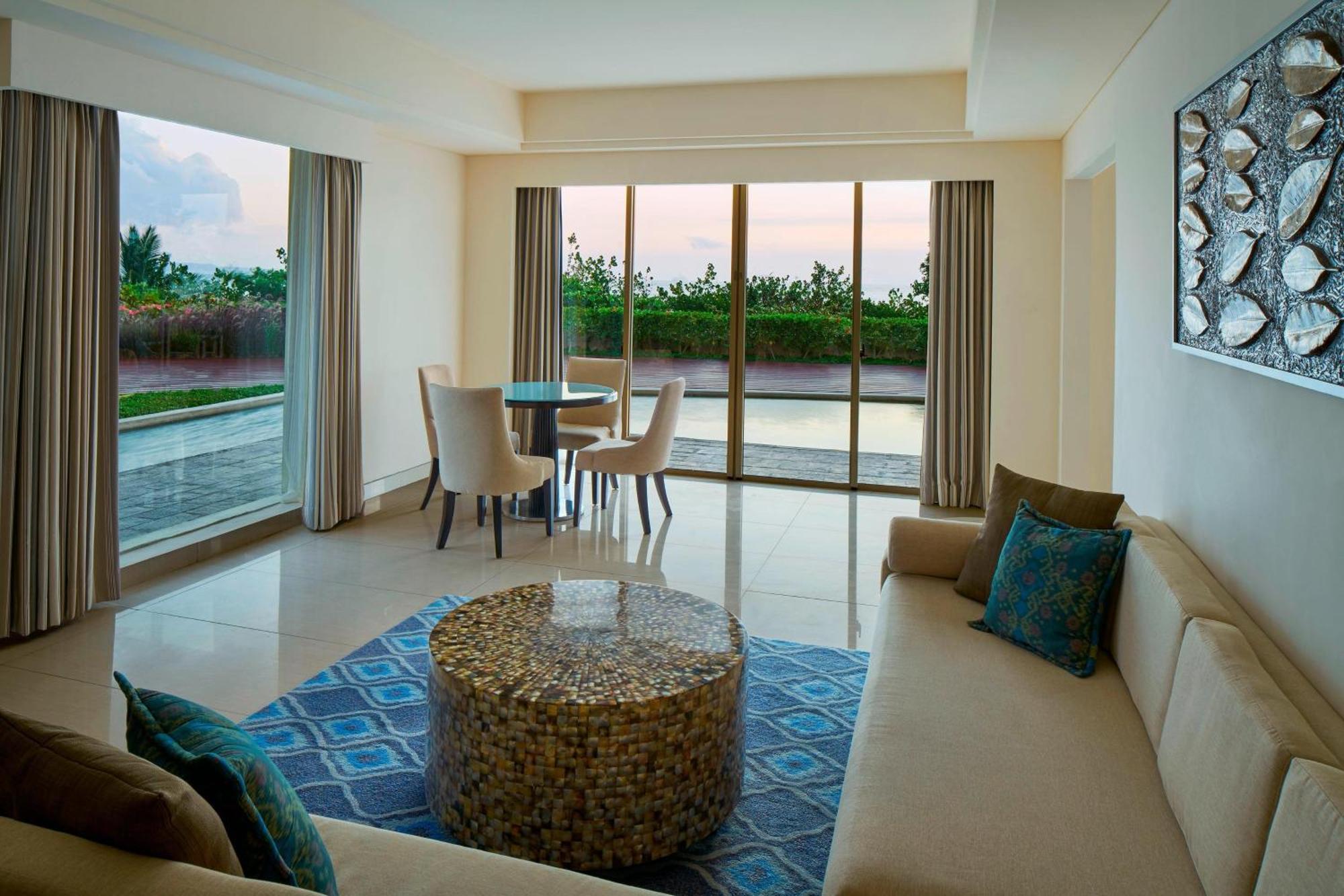 Sheraton Bali Kuta Resort Ngoại thất bức ảnh Living room of a suite