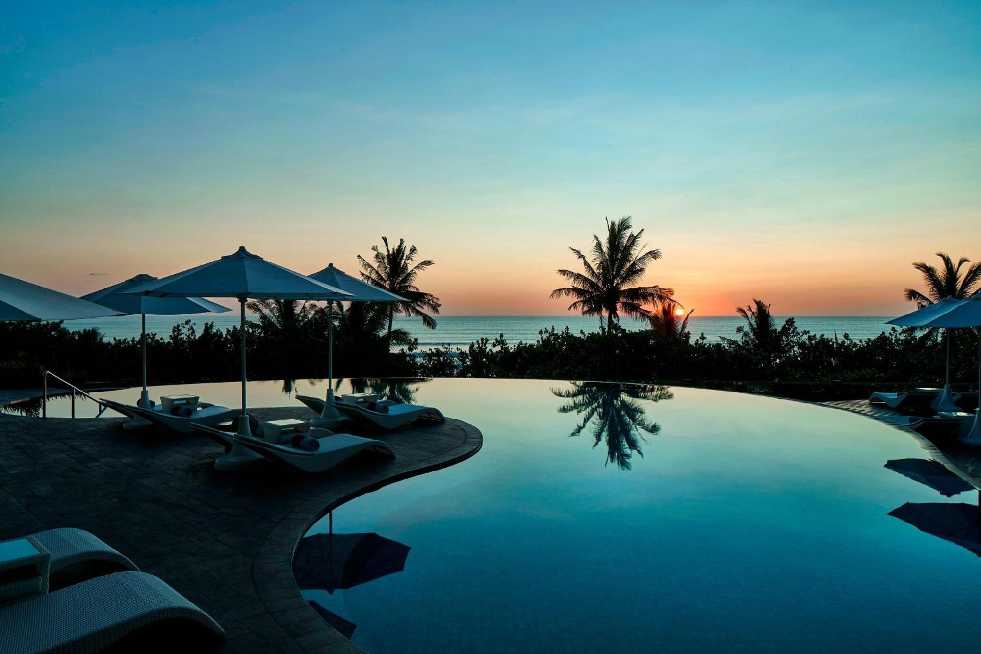 Sheraton Bali Kuta Resort Ngoại thất bức ảnh Sunset at the pool