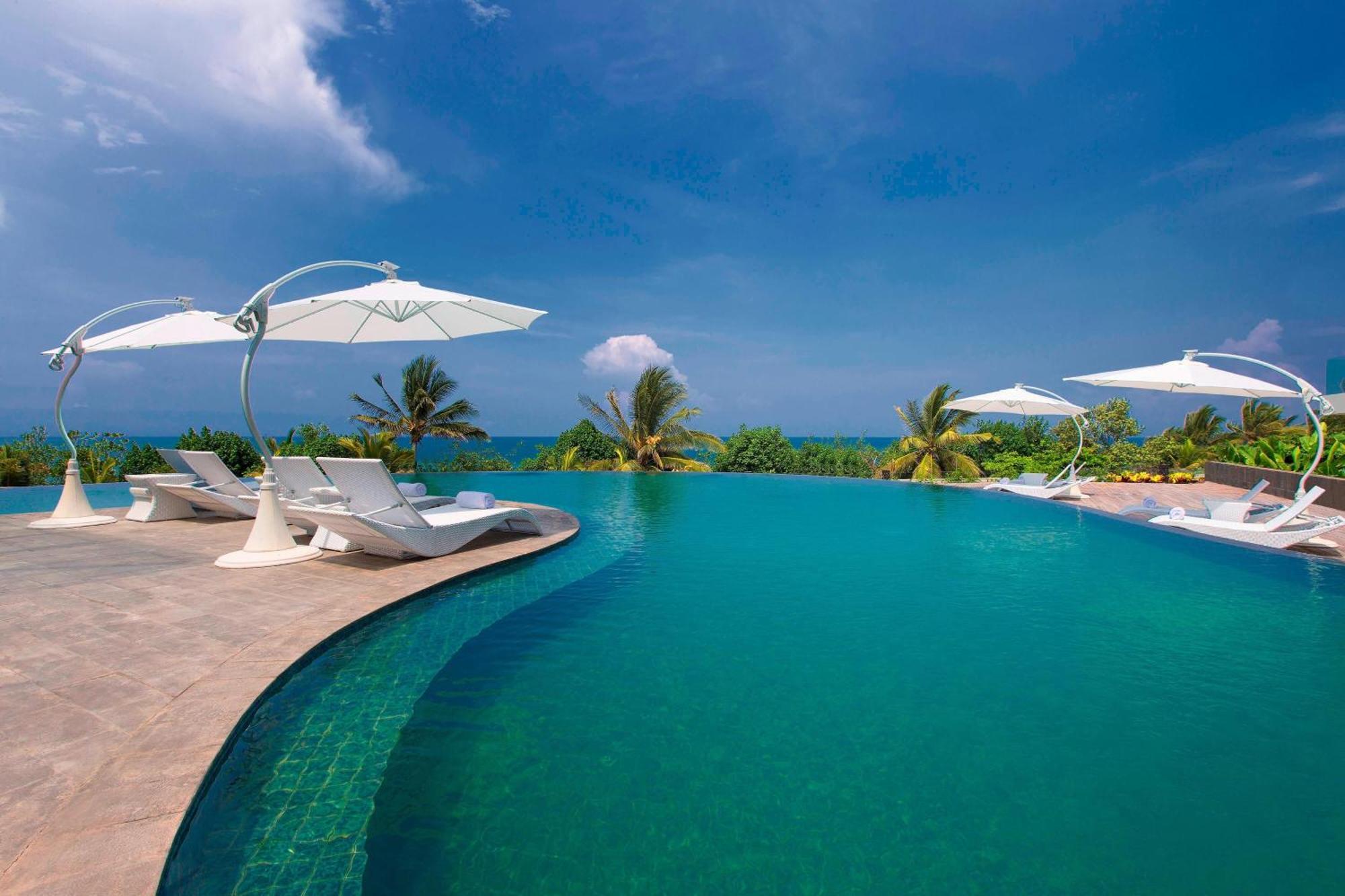 Sheraton Bali Kuta Resort Ngoại thất bức ảnh Infinity pool at the resort