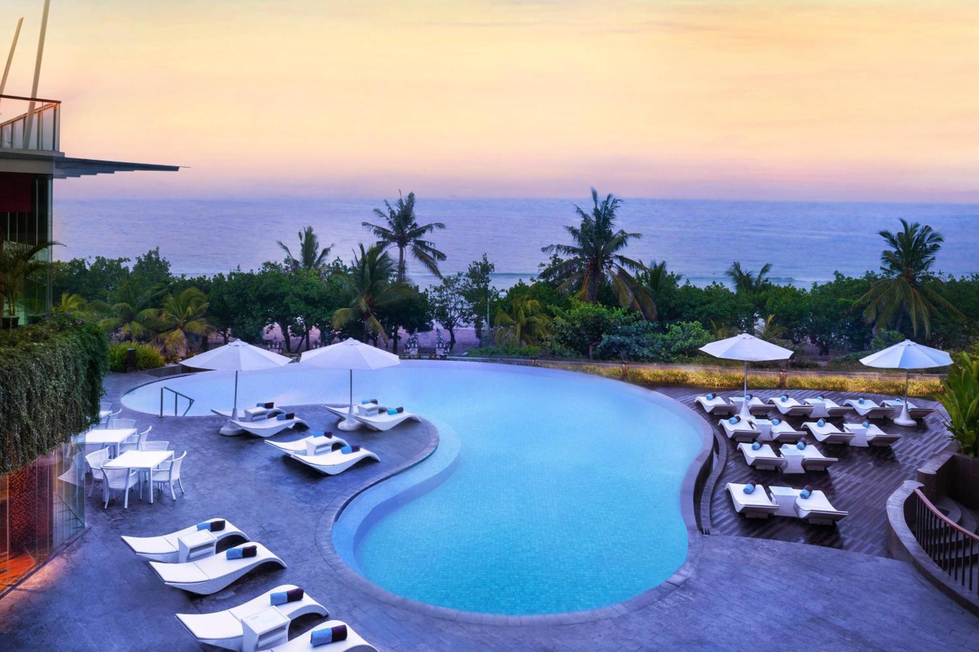 Sheraton Bali Kuta Resort Ngoại thất bức ảnh The swimming pool at the hotel