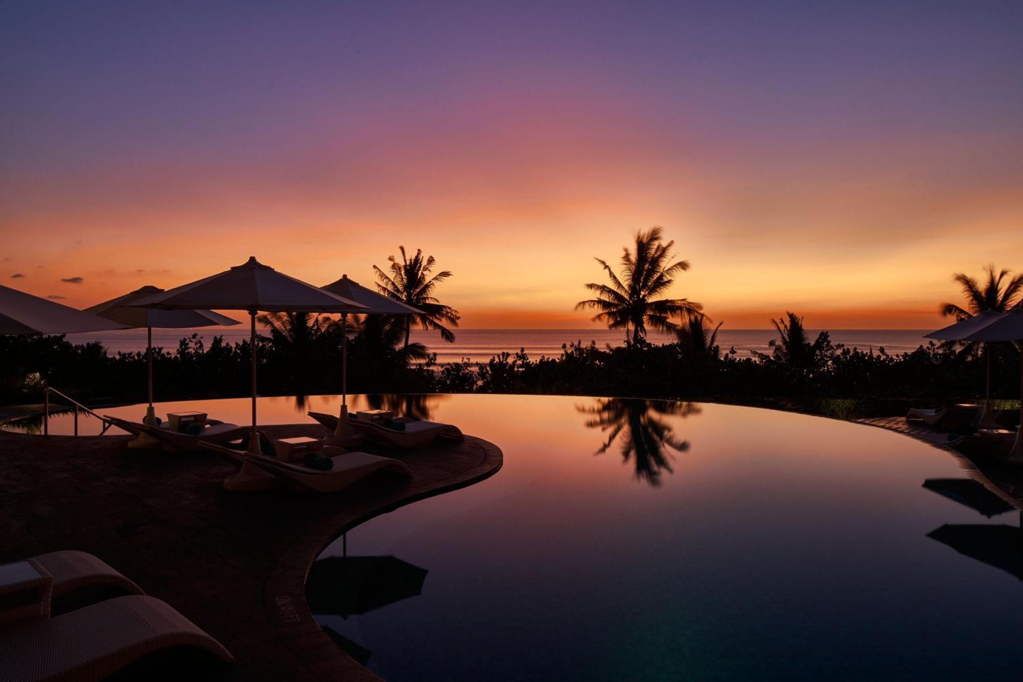 Sheraton Bali Kuta Resort Ngoại thất bức ảnh Sunset at the Four Seasons Resort