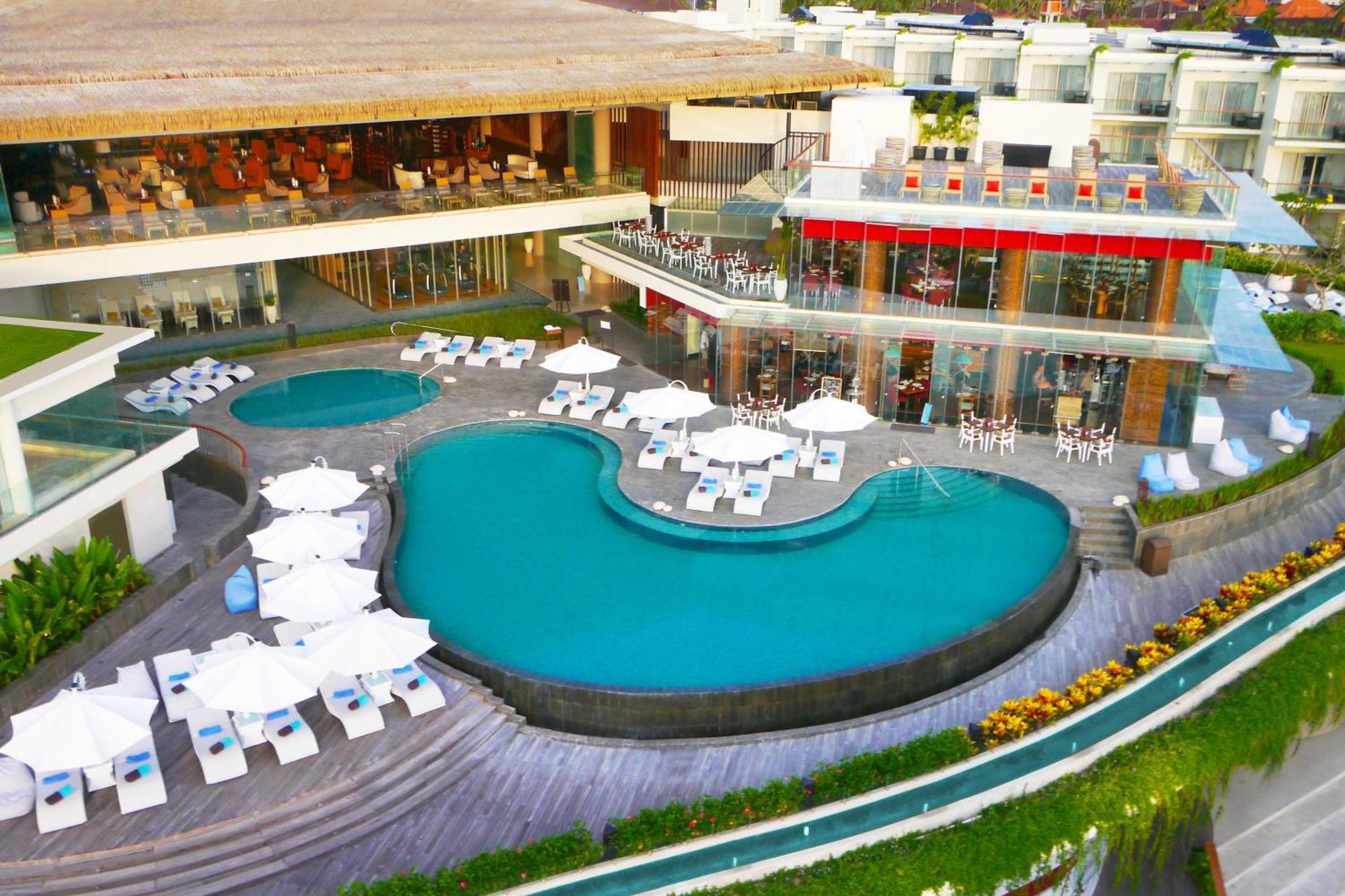 Sheraton Bali Kuta Resort Ngoại thất bức ảnh The pool at the W Hotel